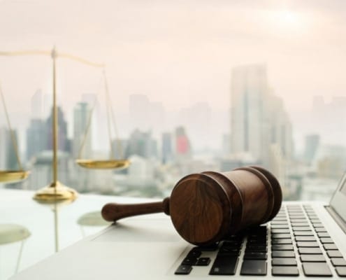 WMP Legal informiert mit dem Laptop in Mexiko